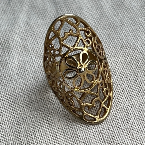 Gold-tone filigree ring, size 6.25 - Picture 1 of 7